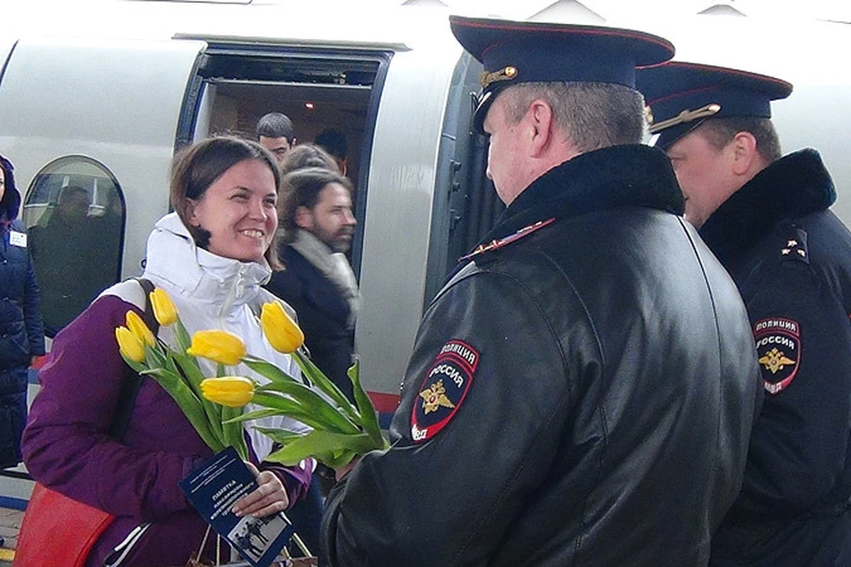 Сотрудники полиции поздравили пассажирок "Сапсана"