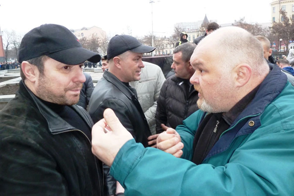 Владимир Ткаченко (справа) объясняет противнику свою позицию