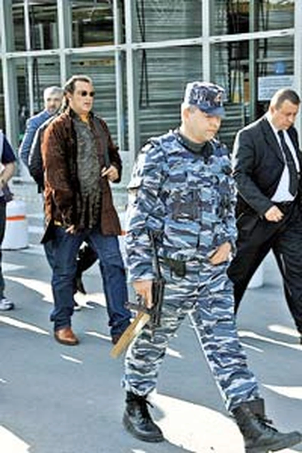 Актера провели под конвоем.