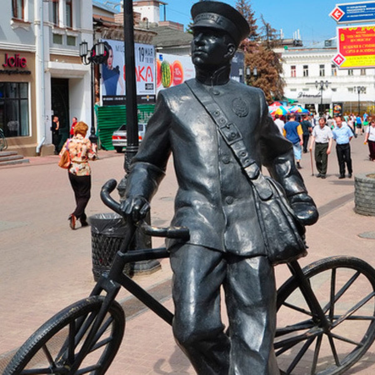 Памятники людям фото. Памятник почтальону в СПБ. Памятник почтальону в Москве. Памятник человеку. Памятник почтальону на велосипеде.