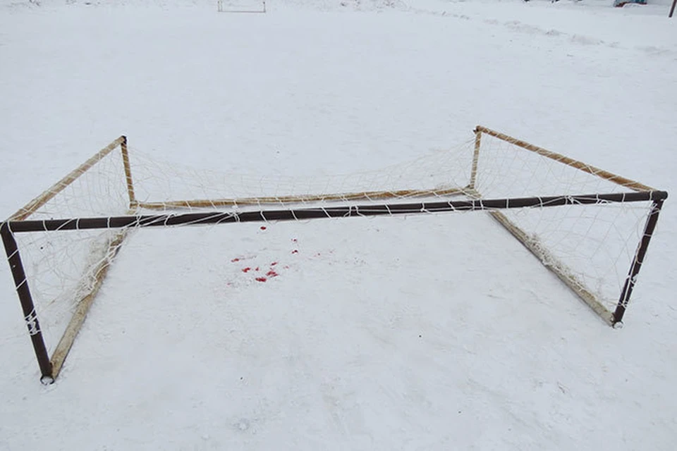 На старшеклассника из Омской области упали футбольные ворота