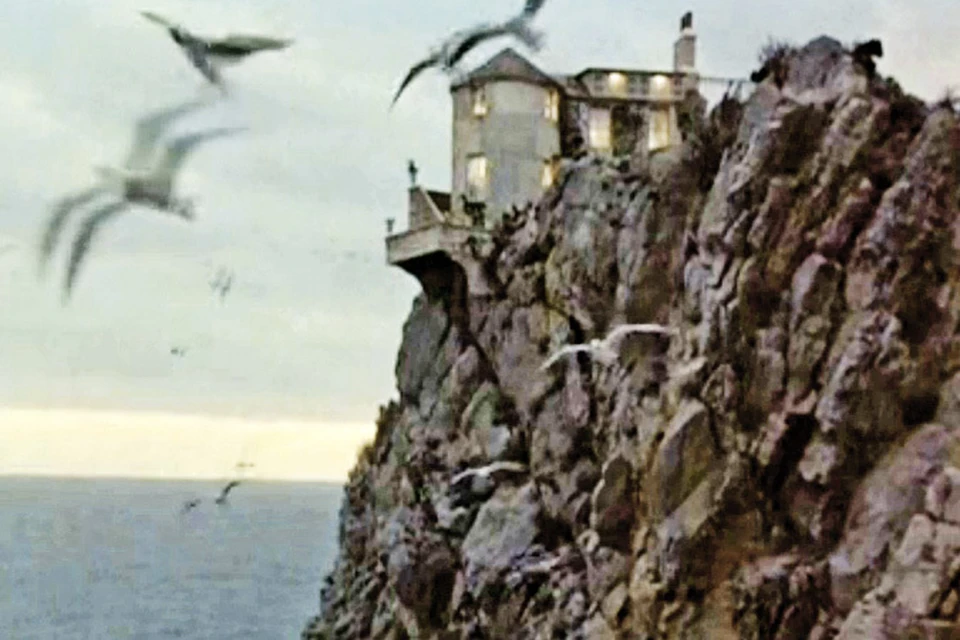 Замок, где происходит действие фильма «Десять негритят», - комбинация Воронцовского дворца и Ласточкиного гнезда.