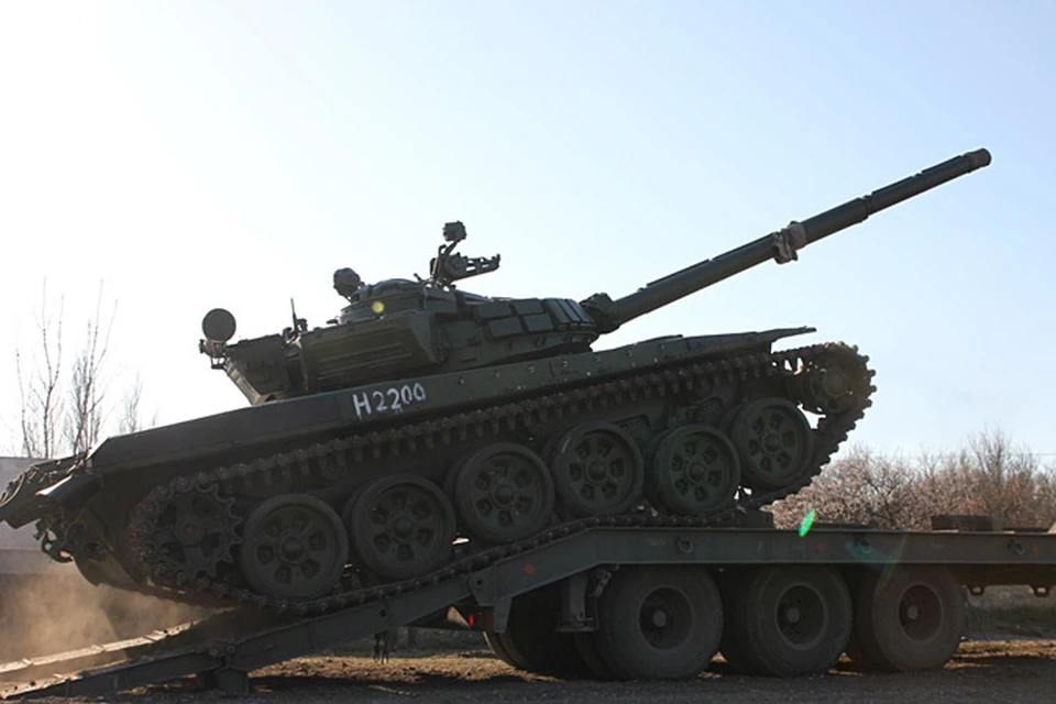 Десять новеньких российских танков «Т-72» пригнали на территорию воинской части в Перевальном