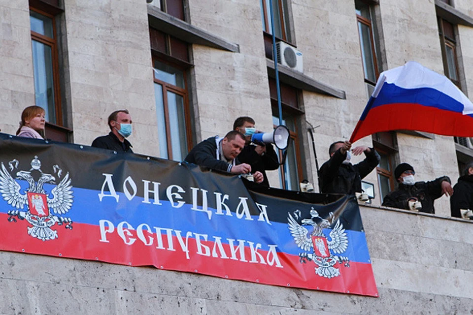 Митингующие подняли российский флаг над зданием Донецкой обладминистрации