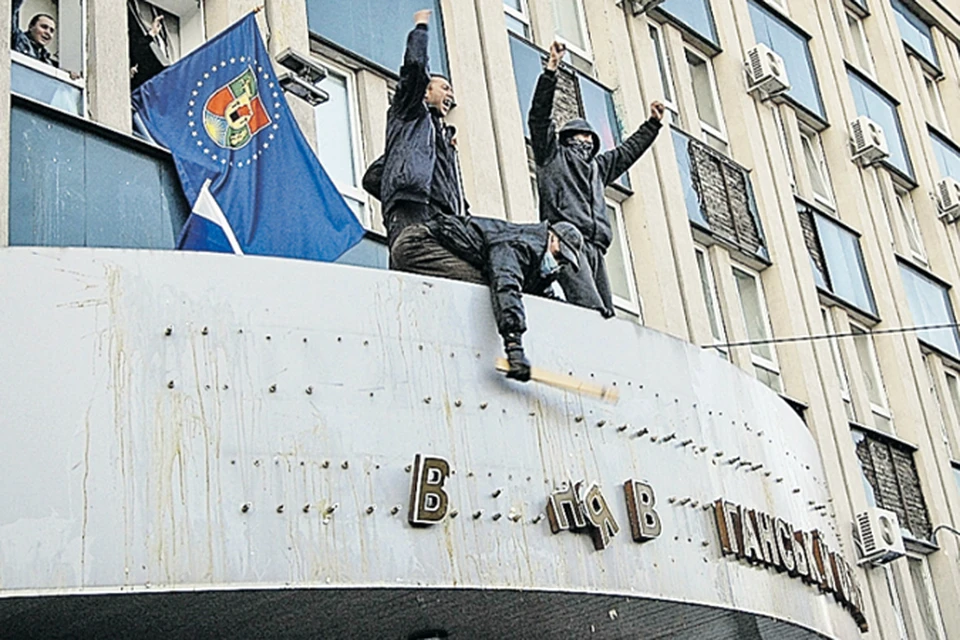 В Луганске активисты первым делом сбили помпезную вывеску с фасада здания местного СБУ.