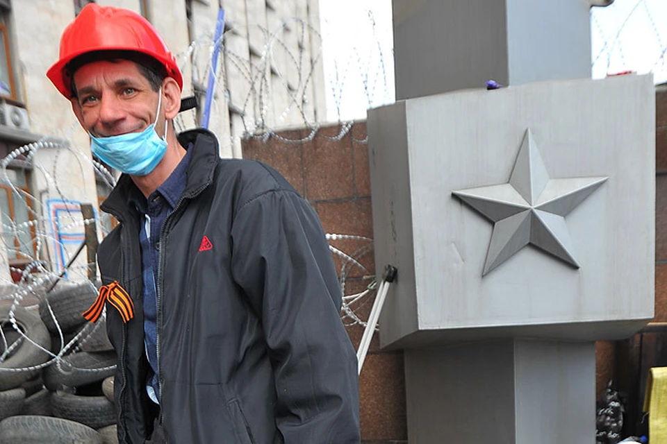 Один из повстанцев у здания Донецкой обладминистрации