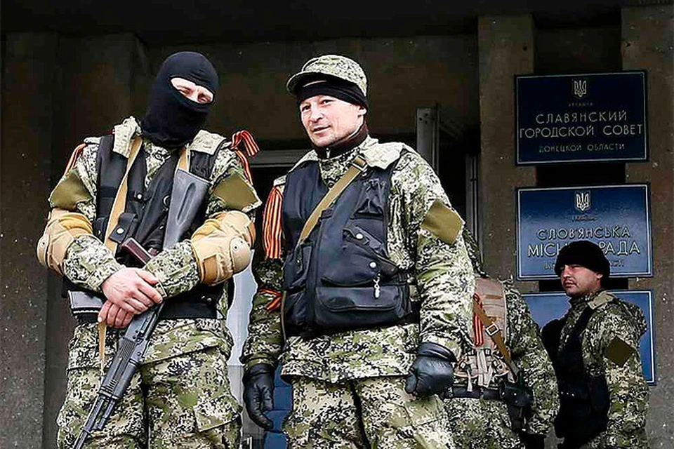 Захватившие центр города Славянска украинские повстанцы