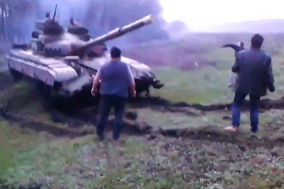 Жители Донбасса голыми руками остановили танк, идущий на Славянск.