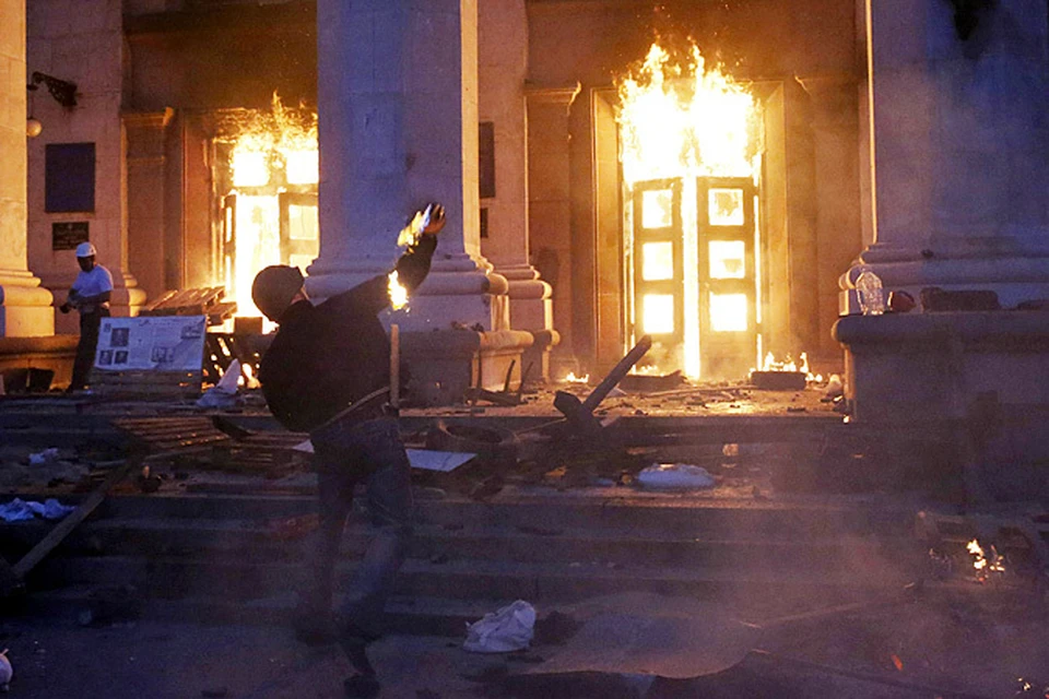 За бросание бутылок с зажигательной смесью в сотрудников органов правопорядка в Киеве дипломаты США выдают «печеньки», называя все это «мирным протестом»