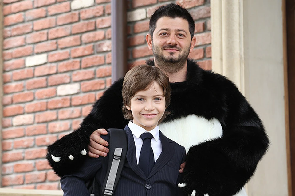В комедии «Подарок с характером» Галустян сыграл чудака Мишу, развлекающего детей в костюме панды.