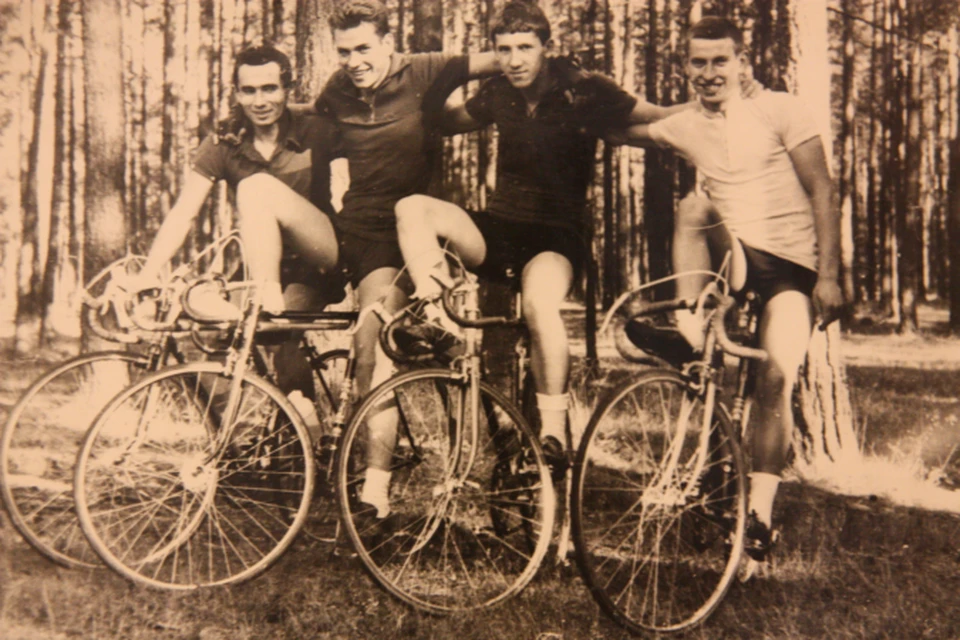 Это фото сделано сразу после соревнований в Риге в 1966 году, на которых Виктор Корноухов (второй слева) получил кандидата в мастера спорта