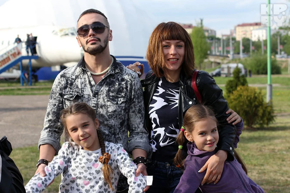Пока Катя училась, ее коллега по группе Леня Терещенко катался с племянницами на каруселях.