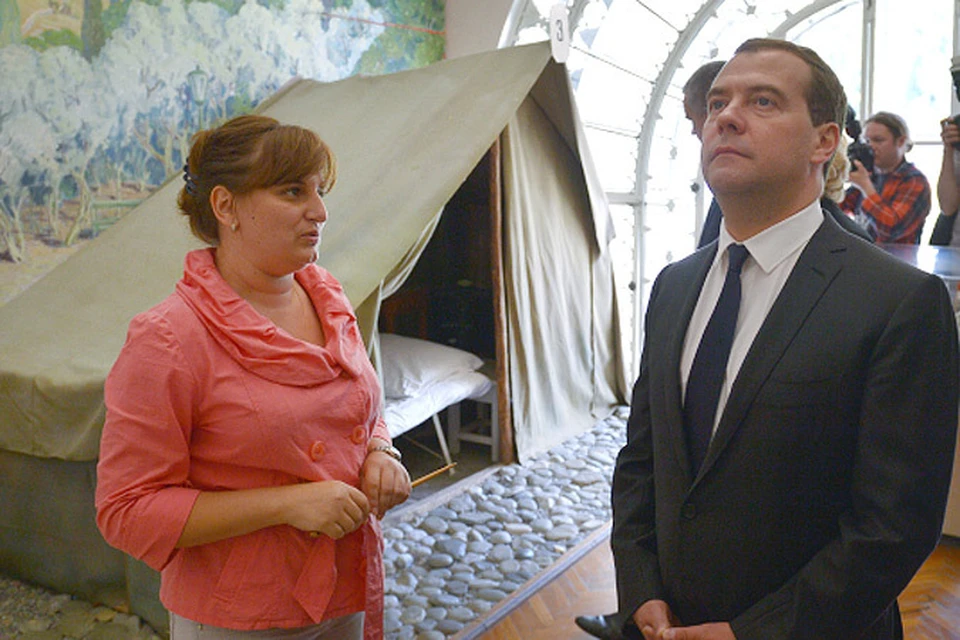 Медведев посетил «дитячий табор Артек»