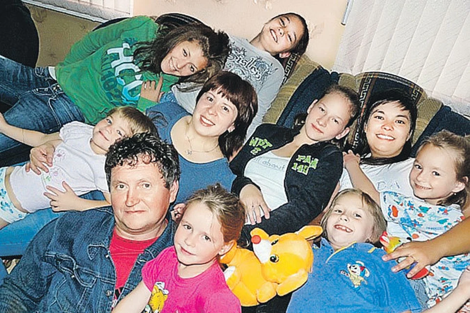 Это только малая часть семьи Николаевых. Слева на фото папа Владимир - победитель в номинации «самый многодетный отец».