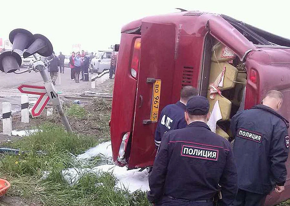 На севере Сахалина грузовой поезд протаранил автобус: 5 человек погибло, 16 пострадало