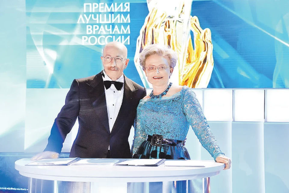 Ведущие премии - Александр Розенбаум и Елена Малышева.