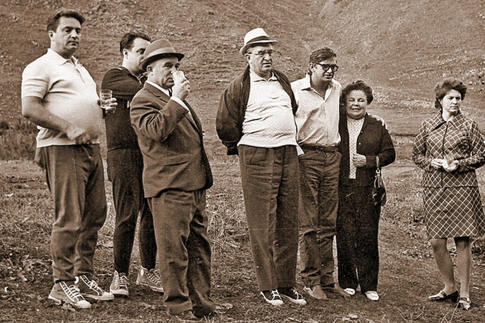 Кисловодск, 1971 год. На снимке (слева направо): начальник личной охраны В. И. Никитин, врач В. Е. Архипов, начальник управления КГБ CCCР по Ставропольскому краю Э. Б. Нордман, председатель КГБ СССР Ю. В. Андропов, его сын Игорь, супруга Юрия Владимировича Татьяна Филипповна и их дочь Ирина.