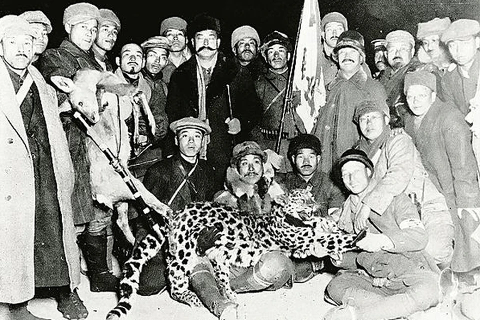 Японские охотники с одним из последних леопардов на Корейском полуострове.