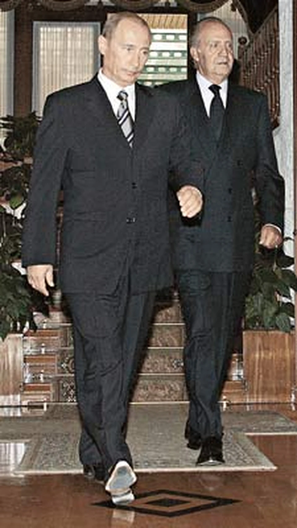 Несмотря на сочинскую жару, Путин и Хуан Карлос в день траура облачились в строгие костюмы.