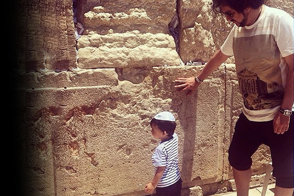 Киркоров  опубликовал фото двухмесячной давности, где он вместе с малышом загадывает желание у Стены Плача на Свяой Земле.