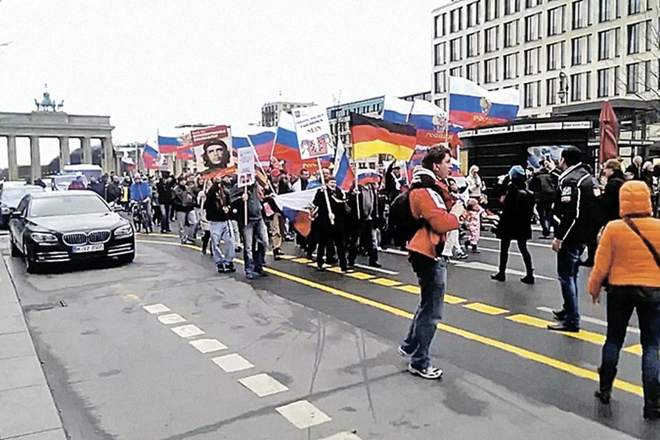 Немцы прошли с российскими флагами от Бранденбургских ворот маршем против очернения Москвы.