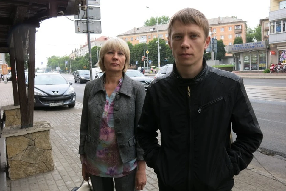 Пока бабушка лежит в больнице, Александр и его мама Наталья оформляют документы в миграционной службе.