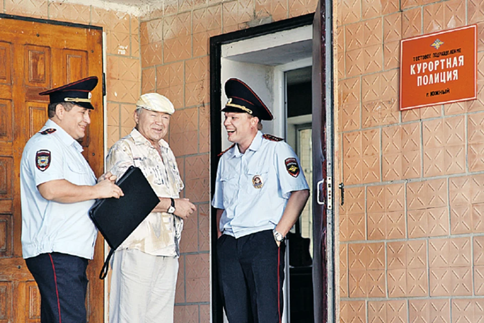 Обычно хмурый актер Юрий Кузнецов (в центре) в «Курортной полиции» много смеется. Но смешнее все равно не становится.