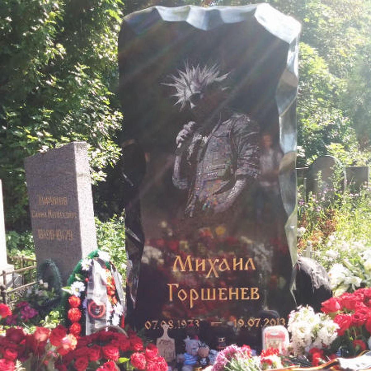 Памятник на могилу помни всегда. Могила Михаила Горшенева на Богословском кладбище.