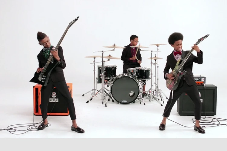 Рок-группа из трех семиклассников заключила контракт с «Sony» на 60 тысяч долларов