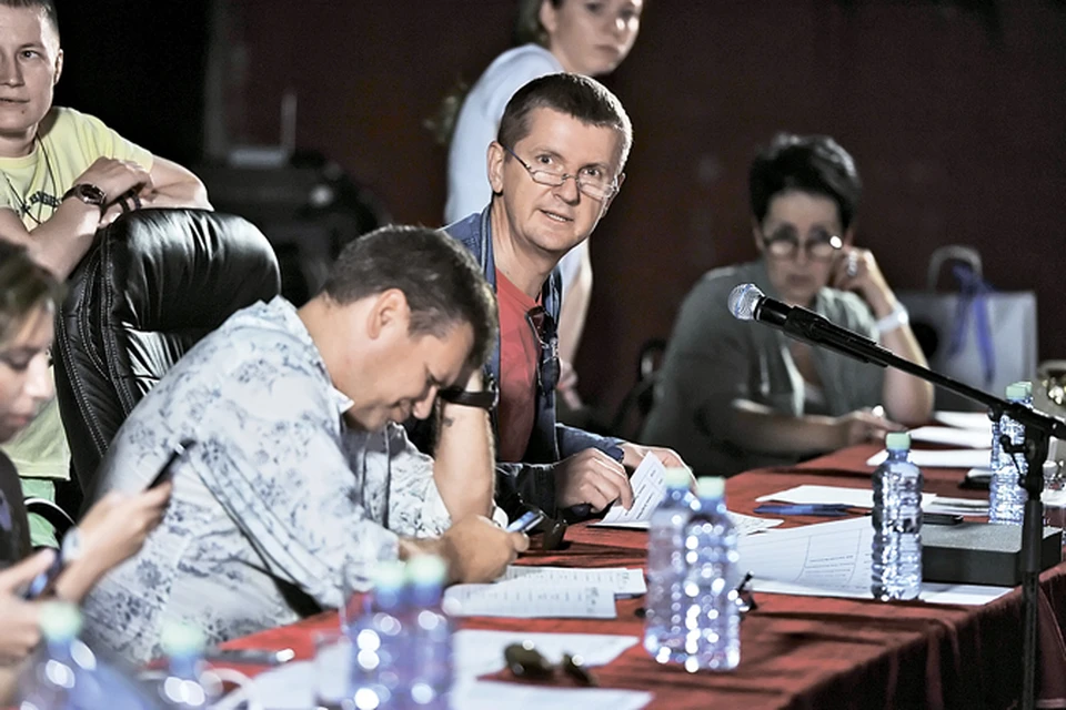 Юрий Аксюта во главе приемной комиссии.
