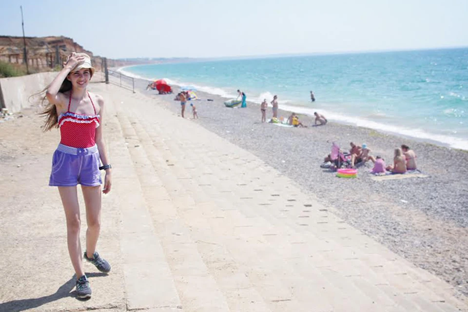 Всего в двух километрах от места, где сделан этот снимок, на пляжах Николаевки, невозможно протолкнуться от отдыхающих