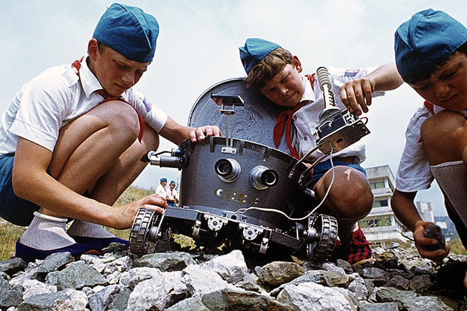 Всесоюзный пионерский лагерь "Артек", 1978 г. Пионеры из кружка "Юный техник" проводят испытания модели "Лунохода".