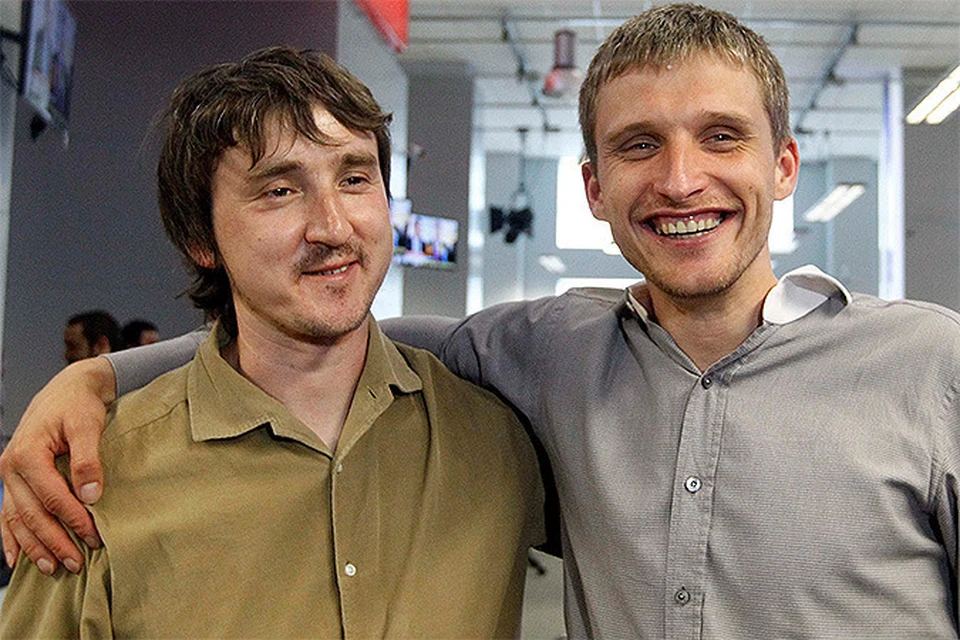 Журналист, переживший украинский плен Марат Сайченко (слева)