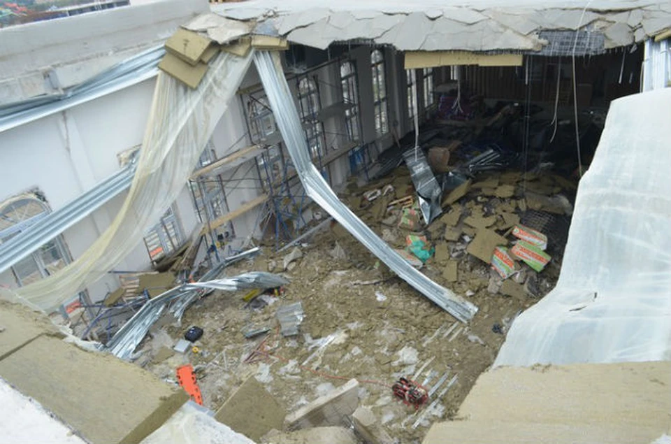 В "Оборонстрое" считают, что крыша могла рухнуть из-за ливней. Фото - пресс-служба ГУ МЧС России по Севастополю.