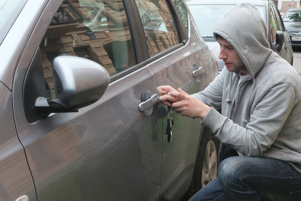 Краденные автомобили. Угон автомобиля. Кража автомобиля. Кража из автомобиля. Угонщик авто.