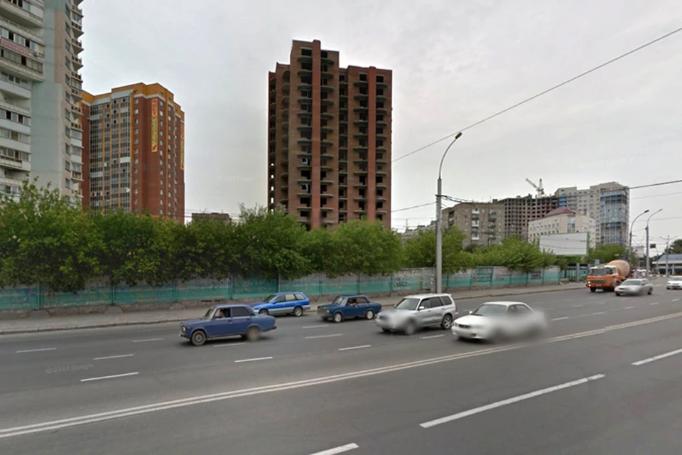 С 16-го этажа этого известного в Новосибирске долгостроя на улице Фрунзе упала девушка. Фото: google.ru/maps