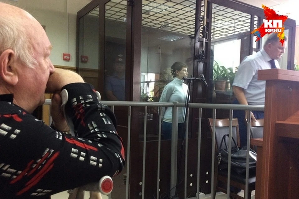 Алена Ипатова просила ее пощадить. На фото ее дедушка слушает приговор.
