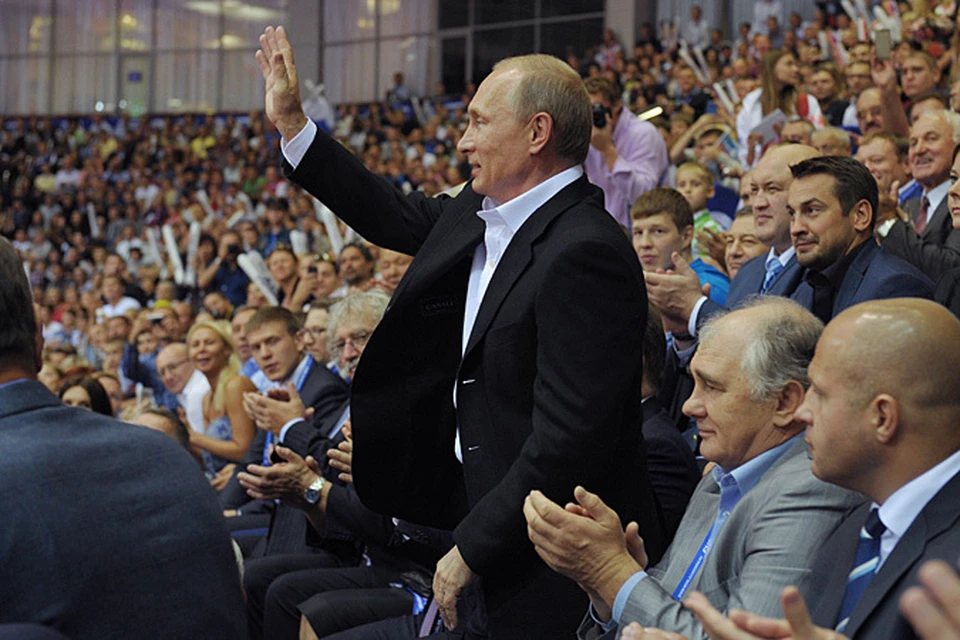 Владимир Путин сидел на трибуне для почетных гостей, и было видно, что он очень сильно переживает