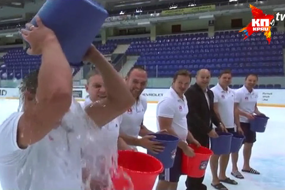 Тренерский штаб ХК "Торпедо" присоединился к акции Ice Bucket Challenge и облился водой из ведра.