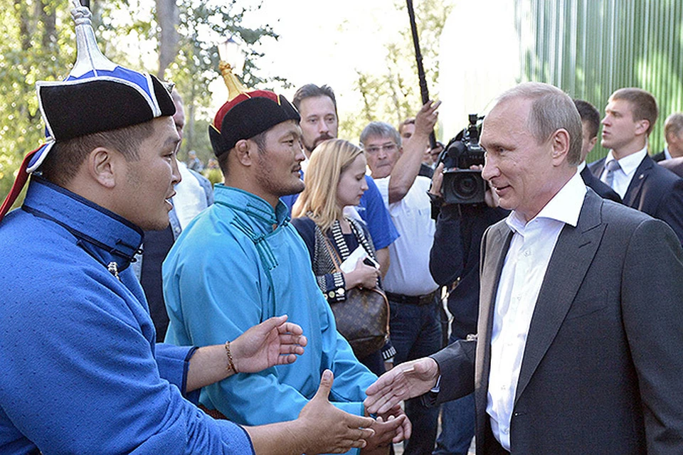 Президент Путин приветствует участников чемпионата республики Тыва по борьбе хуреш