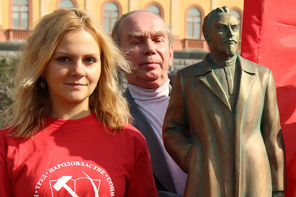 Московские коммунисты установили копию памятника Дзержинскому на Лубянке