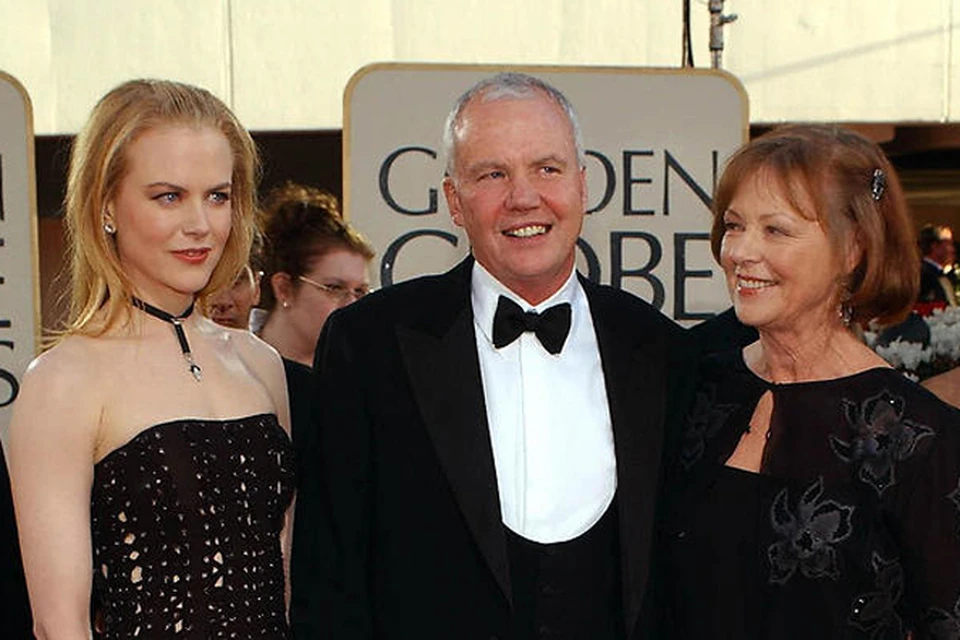 Николь Кидман с отцом Энтони и матерью Джанелль на "Золотом глобусе"-2002.