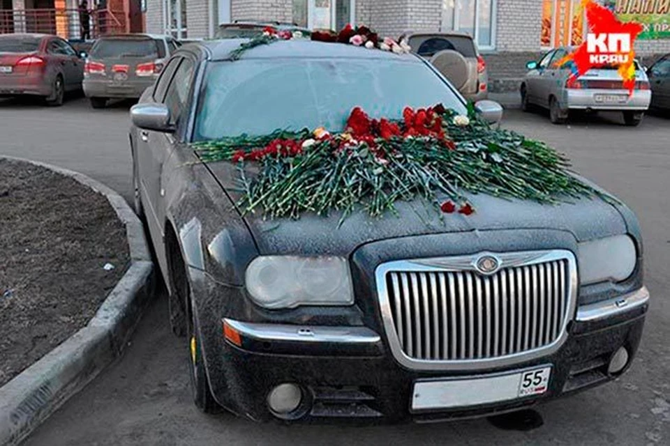 После смерти спортсмена простые жители несколько дней несли к его машине цветы