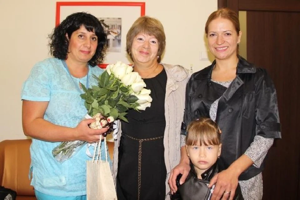 Фото с официального сайта Перинатального центра: Родные девочки пришли поблагодарить медсестру Соню.