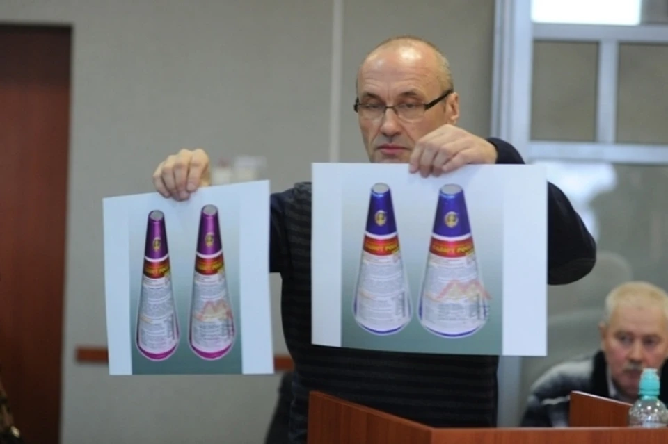 Пиротехник Сергей Дербенев показывал на суде различные виды фонтанов и пытался уверить всех, что пожар в ночном клубе не мог загореться от фейерверка.