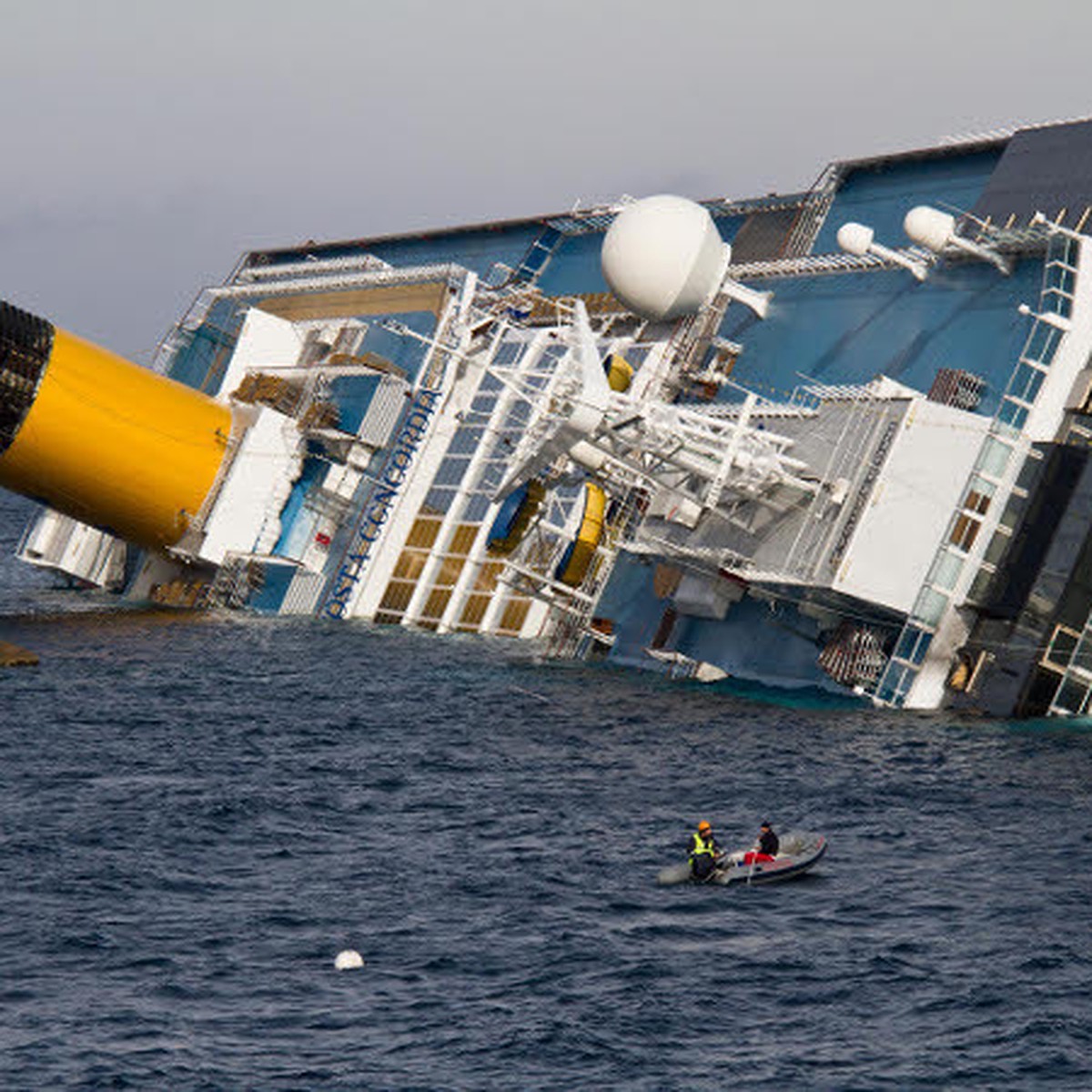 Капитан Costa Concordia хотел покинуть тонущий корабль на вертолете - KP.RU