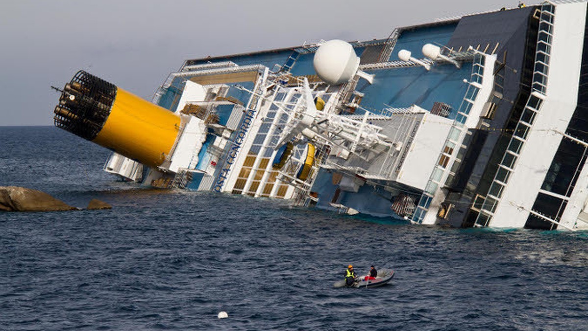 Капитан Costa Concordia хотел покинуть тонущий корабль на вертолете - KP.RU