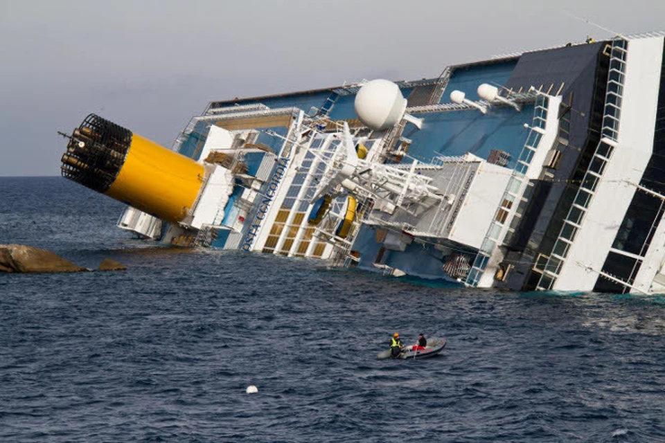 Капитан Costa Concordia хотел покинуть тонущий корабль на вертолете