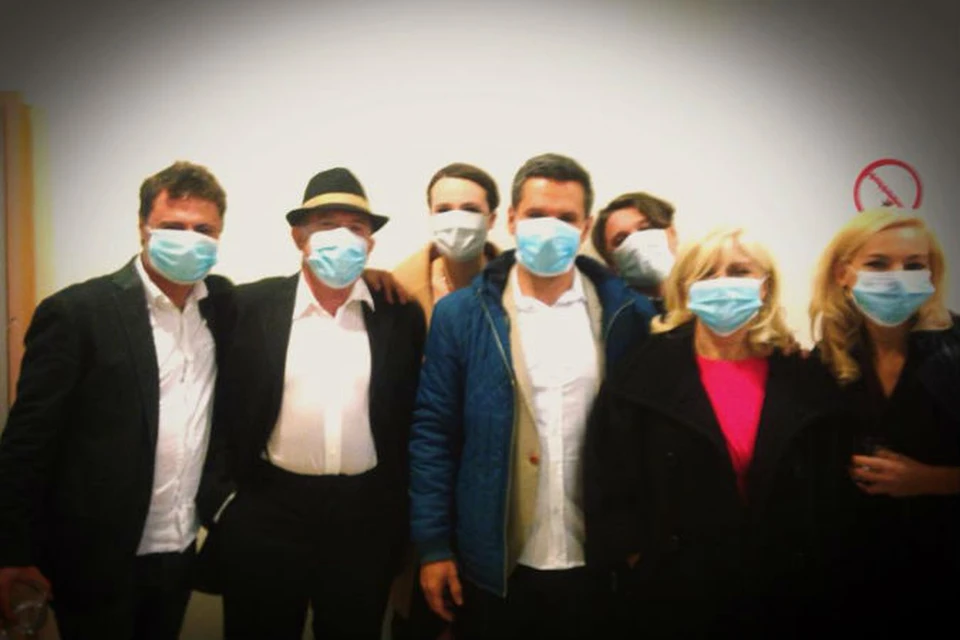 Во время концерта музыканту и его команде пришлось надеть на лицо маски. Фото из соцсетей.