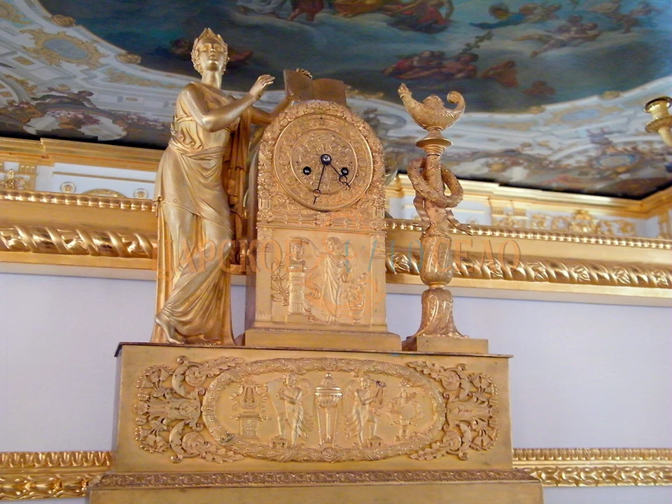 Фото: Часы с аллегорической фигурой Учения. Франция, Париж. 1820-е (III Антикамера Екатерининского дворца). Царское Село